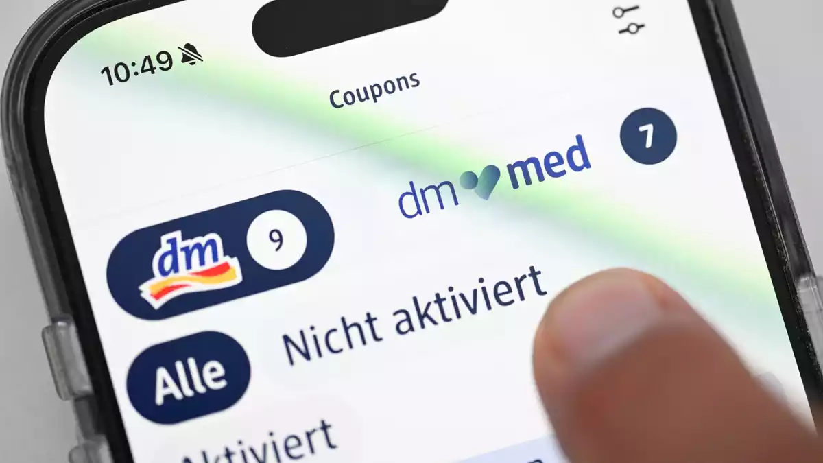 Die Logos von dm und der Online-Apotheke dm-med unterscheiden sich. - Bild: Bernd Weißbrod/dpa