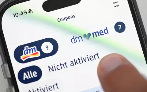 Die Logos von dm und der Online-Apotheke dm-med unterscheiden sich. - Foto: Bernd Weißbrod/dpa