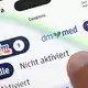 Die Logos von dm und der Online-Apotheke dm-med unterscheiden sich. - Bild: Bernd Weißbrod/dpa