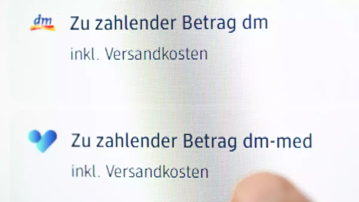 Beim Einkauf werden Produkte von dm und von dm-med getrennt ausgewiesen.  - Bild: Bernd Weißbrod/dpa