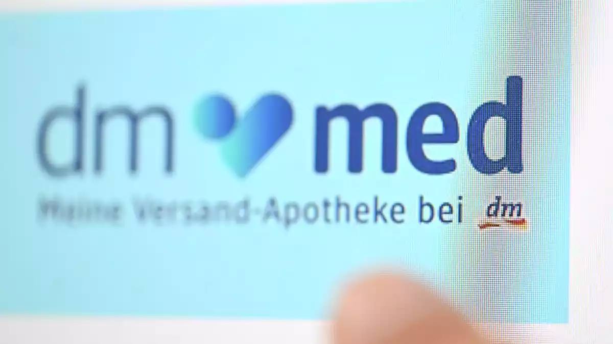 Die Versand-Apotheke dm-med bezeichnet dm als Partnerunternehmen. - Bild: Bernd Weißbrod/dpa