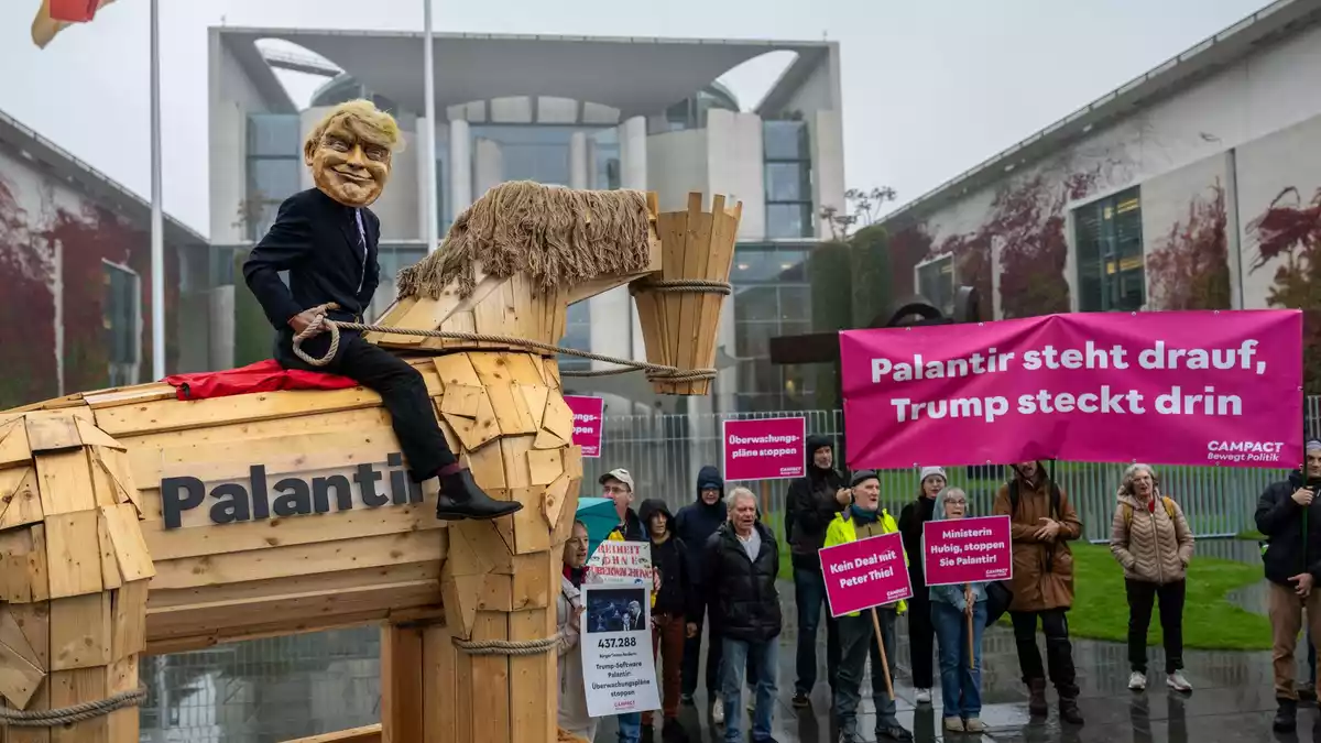 Der Einsatz der US-Software Palantir bei der Polizei in Deutschland sorgt immer wieder für Kritik. (Archivbild) - Bild: Michael Kappeler/dpa