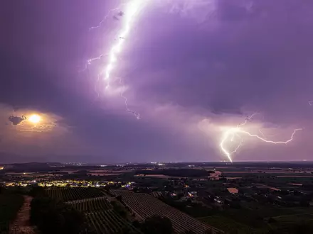 Die Kombination aus Hitze und Feuchtigkeit begünstigt Gewitter. (Archivbild) - Foto: Philipp von Ditfurth/dpa
