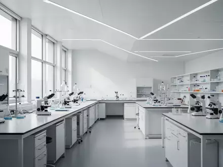Ein minimalistisch gestalteter, heller Forschungsraum mit klaren architektonischen Linien und natürlichem Lichteinfall. - Foto: über boerse-global.de