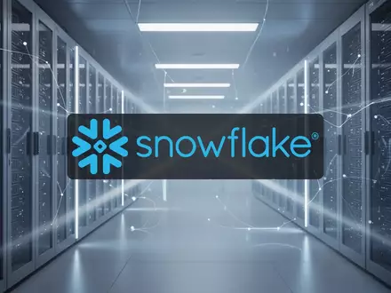 Abstrakte Darstellung einer modernen Cloud-Infrastruktur mit blauem Licht in einer professionellen Serverumgebung. - Foto: über boerse-global.de