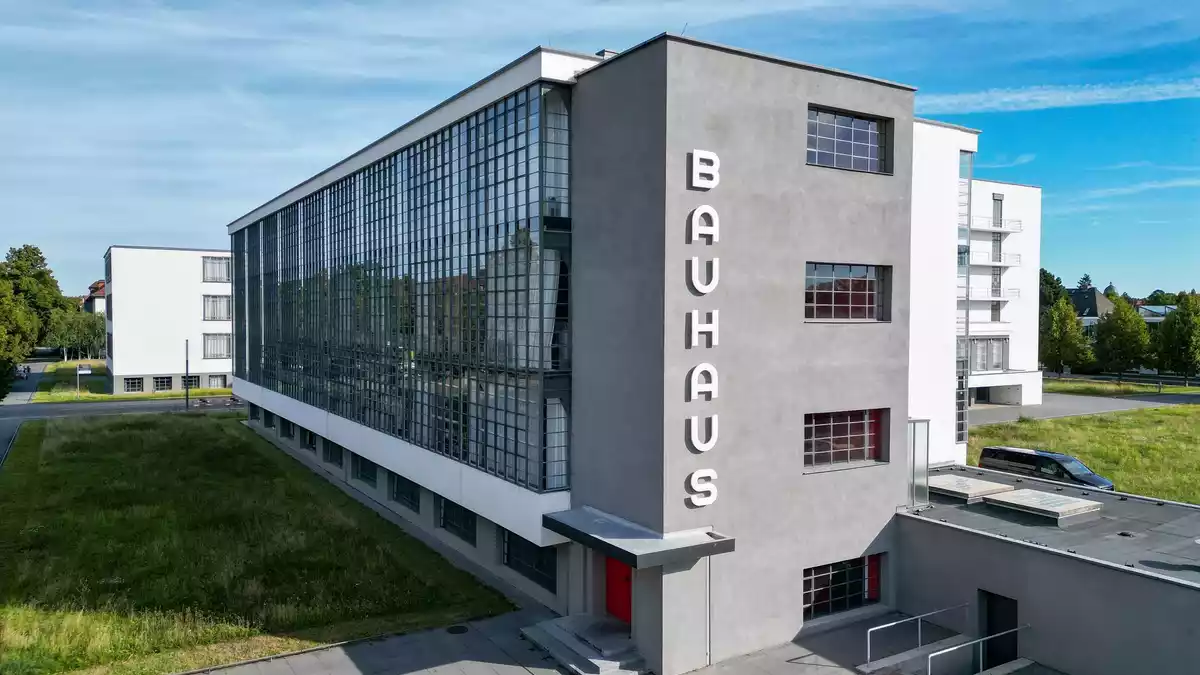 Blick auf das Bauhausgebäude in der Gropiusallee in Dessau - Ende 1925 zog das Bauhaus von Weimar nach Dessau und erlebte dort seine Blütezeit.  - Bild: Jan Woitas/dpa