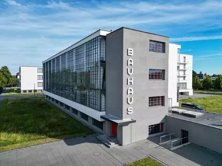 Blick auf das Bauhausgebäude in der Gropiusallee in Dessau - Ende 1925 zog das Bauhaus von Weimar nach Dessau und erlebte dort seine Blütezeit. - Foto: Jan Woitas/dpa