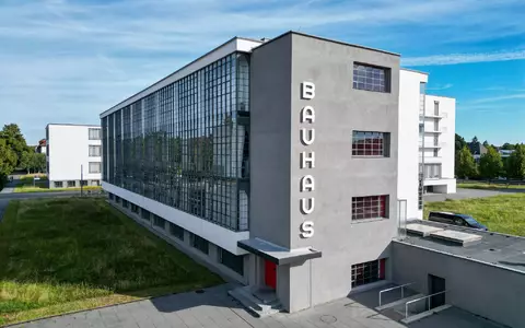 Blick auf das Bauhausgebäude in der Gropiusallee in Dessau - Ende 1925 zog das Bauhaus von Weimar nach Dessau und erlebte dort seine Blütezeit.  - Foto: Jan Woitas/dpa