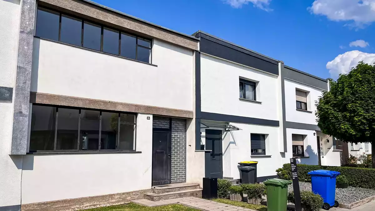 So wie das Haus Anton (links) sahen bei der Fertigstellung alle Häuser in der Siedlung Dessau-Törten aus. Inzwischen sind die meisten mehr oder weniger umgebaut worden. (Archivbild) - Bild: Heidi Scharvogel/dpa-tmn