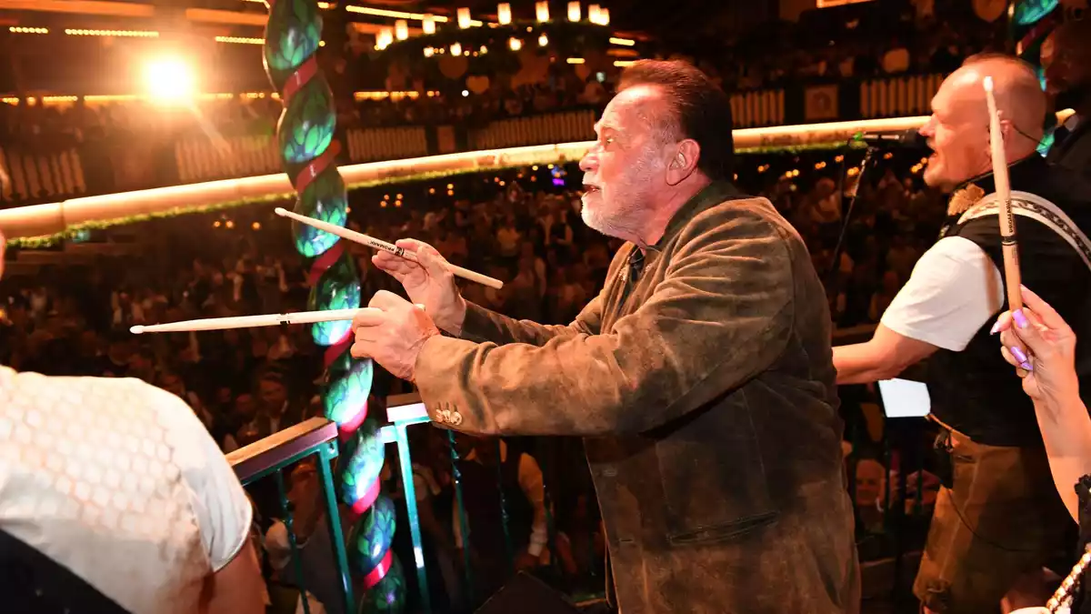 «Terminator» Arnold Schwarzenegger dirigiert im Marstall-Festzelt. - Bild: Felix Hörhager/dpa