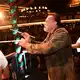 «Terminator» Arnold Schwarzenegger dirigiert im Marstall-Festzelt. - Bild: Felix Hörhager/dpa