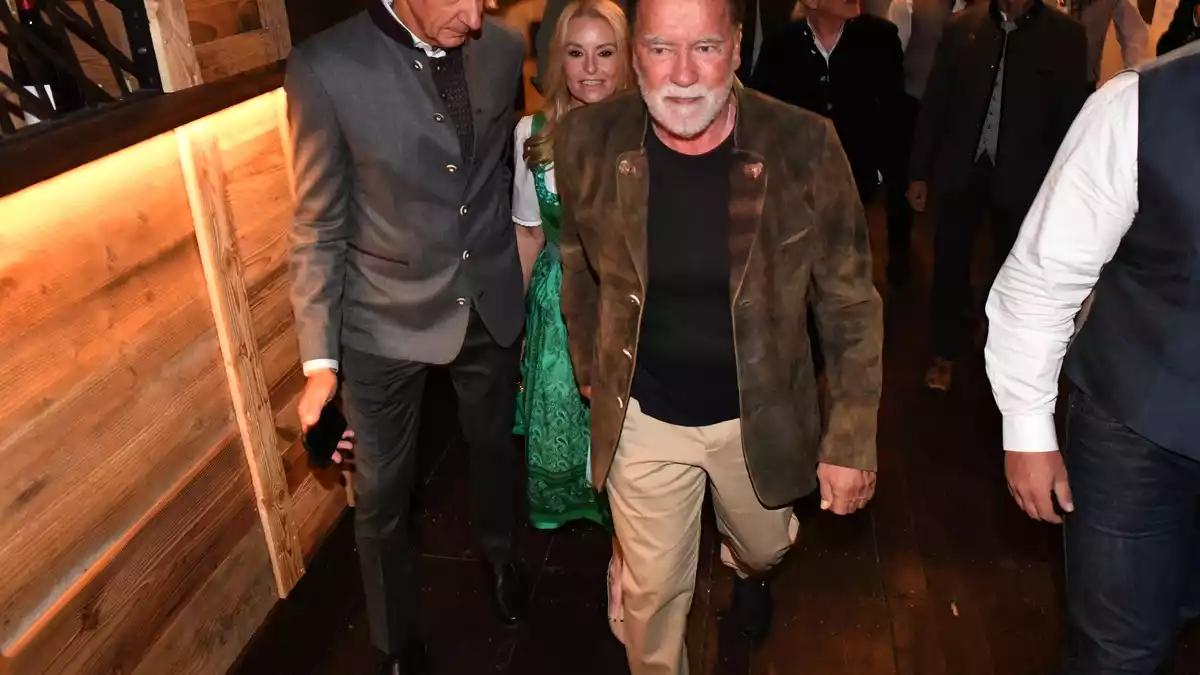 Schwarzenegger besuchte das Oktoberfest mit seiner Lebensgefährtin Heather Milligan. - Bild: Felix Hörhager/dpa