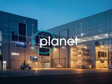 Moderne industrielle High-Tech-Fertigungshalle für Satellitentechnologie in einer urbanen Umgebung bei Dämmerung. - Foto: über boerse-global.de