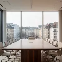 Ein heller, moderner Konferenzraum in Berlin mit Blick auf die Stadt, eingerichtet mit einem Holztisch und leeren Stühlen. - Foto: über boerse-global.de