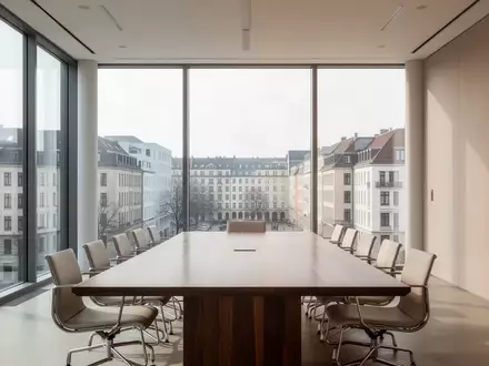Ein heller, moderner Konferenzraum in Berlin mit Blick auf die Stadt, eingerichtet mit einem Holztisch und leeren Stühlen. - Foto: über boerse-global.de