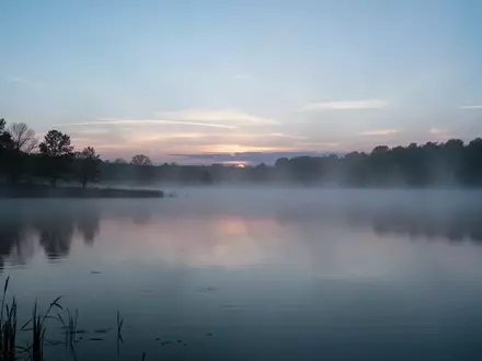 Symbolbild: ruhiger See bei Sonnenaufgang - Foto: über boerse-global.de