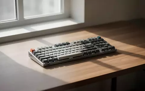 Ein minimalistischer Arbeitsplatz mit einer mechanischen Tastatur auf einem Holztisch bei natĂĽrlichem Lichteinfall. - Foto: ĂĽber boerse-global.de