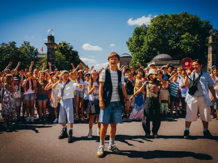 Nicholas Jonah Peter (Mitte) als Emil und seine vielen neuen Freunde in einer Szene des Films «Emil und die Detektive» (Kinostart 24.09.2026). - Foto: -/Warner Bros./dpa