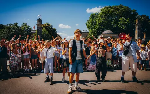Nicholas Jonah Peter (Mitte) als Emil und seine vielen neuen Freunde in einer Szene des Films «Emil und die Detektive» (Kinostart 24.09.2026). - Foto: -/Warner Bros./dpa