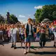 Nicholas Jonah Peter (Mitte) als Emil und seine vielen neuen Freunde in einer Szene des Films «Emil und die Detektive» (Kinostart 24.09.2026). - Bild: -/Warner Bros./dpa