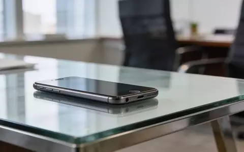 Ein modernes Büro mit einem Smartphone auf einem Schreibtisch, stimmungsvolle Beleuchtung. - Foto: über boerse-global.de