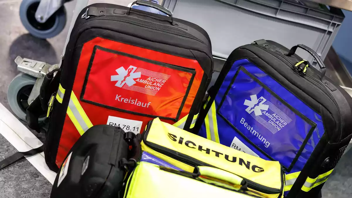 Nach zwei Bedienungen als Ersthelferinnen übernahm der Rettungsdienst die Versorgung des 78-Jährigen. (Symbolbild) - Bild: Matthias Balk/dpa