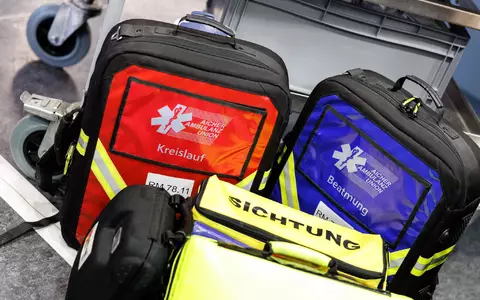 Nach zwei Bedienungen als Ersthelferinnen übernahm der Rettungsdienst die Versorgung des 78-Jährigen. (Symbolbild) - Foto: Matthias Balk/dpa
