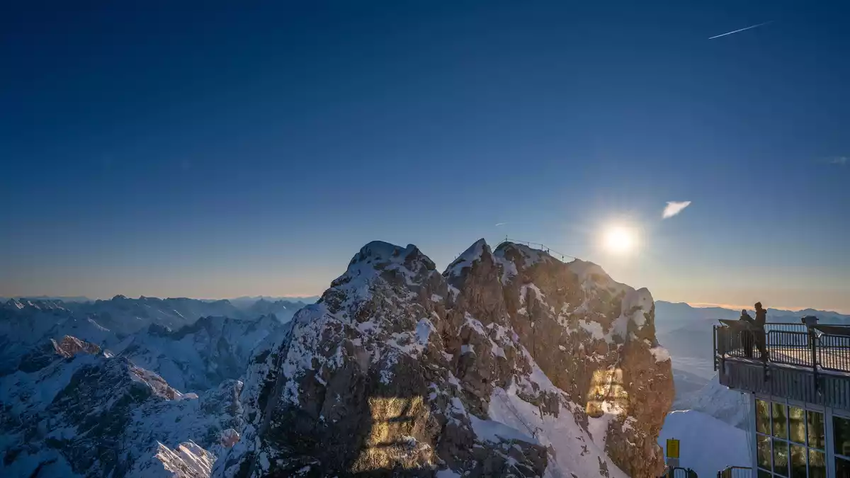 An der Zugspitze gab es einen großen Felssturz. (Archivbild) - Bild: Peter Kneffel/dpa