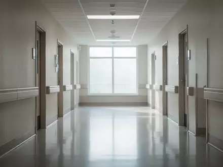 Ein heller, steriler Krankenhausflur mit poliertem Boden und einfallendem Tageslicht. - Foto: über boerse-global.de
