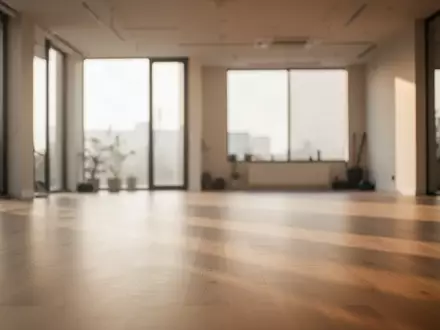 Ein lichtdurchfluteter, leerer Fitnessraum mit Holzboden und minimalistischer Einrichtung ohne Personen. - Foto: über boerse-global.de