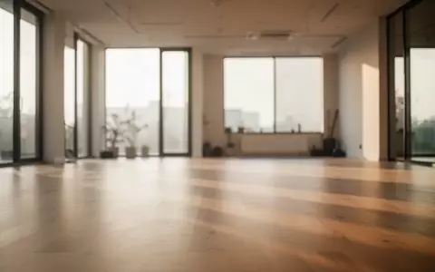 Ein lichtdurchfluteter, leerer Fitnessraum mit Holzboden und minimalistischer Einrichtung ohne Personen. - Foto: über boerse-global.de