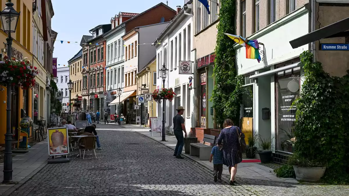 Innenstädte werden einer Umfrage zufolge wieder attraktiver. (Archivbild) - Bild: Jens Kalaene/dpa