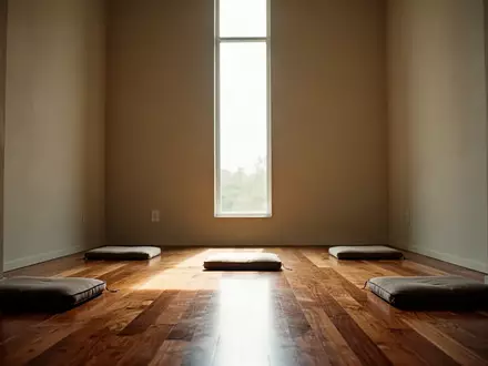 Ein minimalistischer Meditationsraum mit einfallendem Tageslicht und schlichten Sitzkissen auf einem Holzboden. - Foto: über boerse-global.de