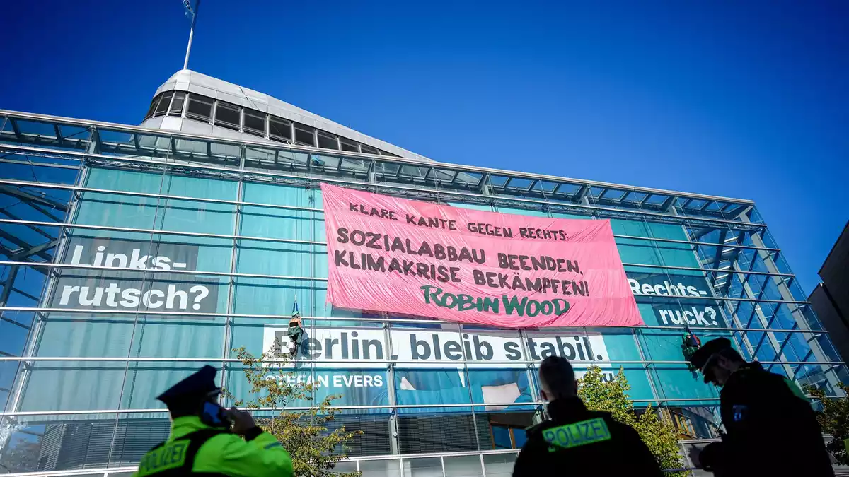 Aktivisten demonstrieren mit einer Kletter-Aktion am Konrad-Adenauer-Haus in Berlin. - Bild: Kay Nietfeld/dpa