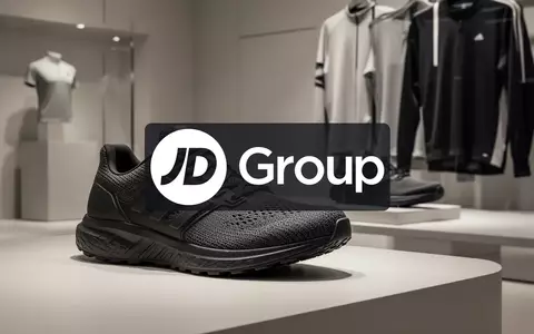 Nahaufnahme hochwertiger Sportbekleidung und Sneaker in einer modernen, minimalistischen Einzelhandelsumgebung. - Foto: ĂĽber boerse-global.de