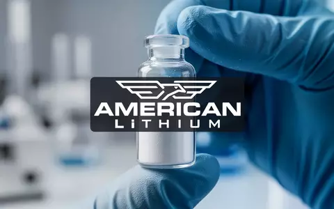 Nahaufnahme von Lithiumpulver in einem Laborgefäß vor einem unscharfen industriellen Hintergrund. - Foto: über boerse-global.de