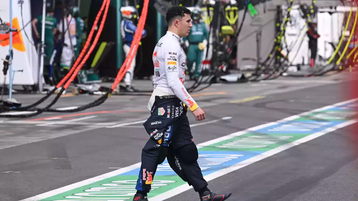 Isack Hadjar bleibt auch 2027 bei Red Bull. (Archivbild) - Bild: William West/POOL AFP/dpa