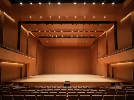Innenansicht einer modernen Konzerthalle in Shenzhen mit minimalistischer Architektur und warmer Beleuchtung. - Foto: über boerse-global.de