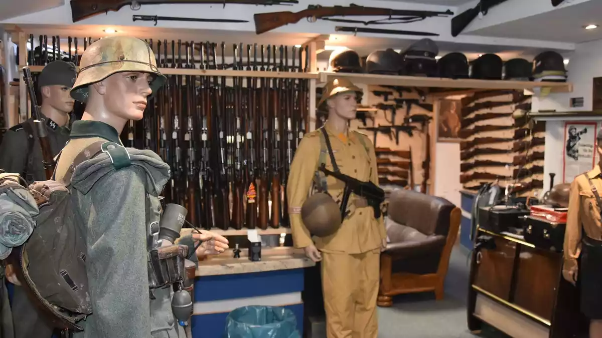 Das geheime Waffenarsenal lag hinter einer Art privatem Waffenmuseum mit Geheimtüren, versteckten Räumen und verborgenen Schließmechanismen. (Archivbild) - Bild: --/Polizei Wuppertal/dpa