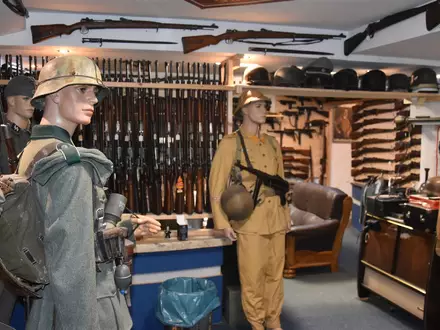 Das geheime Waffenarsenal lag hinter einer Art privatem Waffenmuseum mit Geheimtüren, versteckten Räumen und verborgenen Schließmechanismen. (Archivbild) - Foto: --/Polizei Wuppertal/dpa