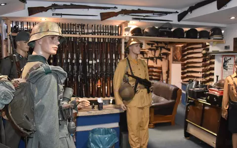 Das geheime Waffenarsenal lag hinter einer Art privatem Waffenmuseum mit Geheimtüren, versteckten Räumen und verborgenen Schließmechanismen. (Archivbild) - Foto: --/Polizei Wuppertal/dpa