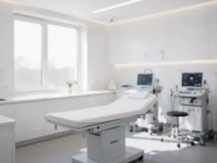 Ein minimalistisch eingerichteter, heller medizinischer Behandlungsraum ohne Personen. - Foto: über boerse-global.de