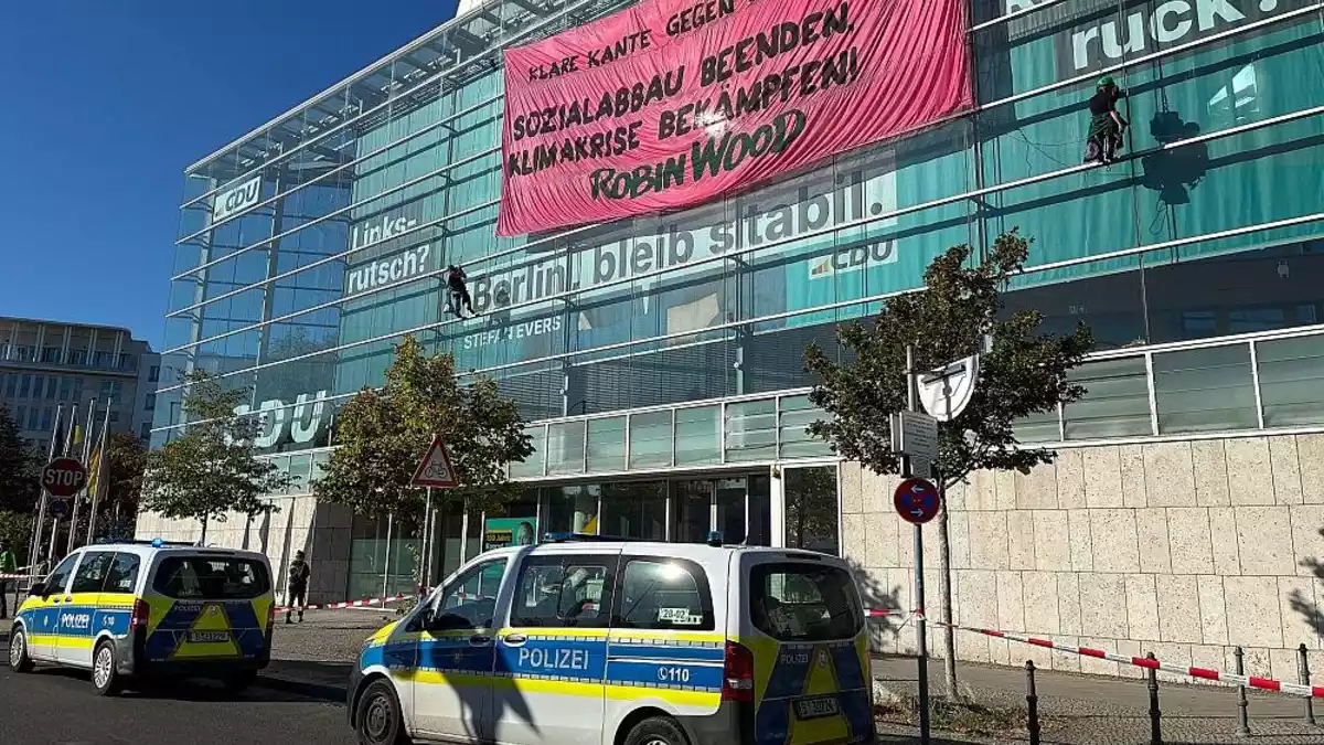 Umweltaktivisten besetzen Dach der CDU-Zentrale in Berlin