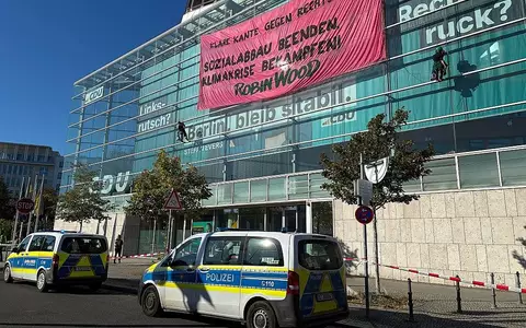 Umweltaktivisten besetzen Dach der CDU-Zentrale in Berlin am 23.09.2026 - Foto: via dts Nachrichtenagentur