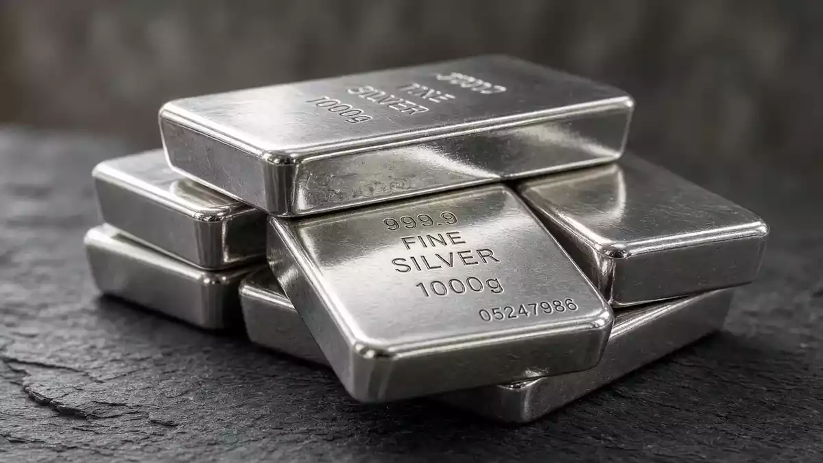 Silver Rally Stalls as US-Iran Talks Ease Geopolitical Risk Premium