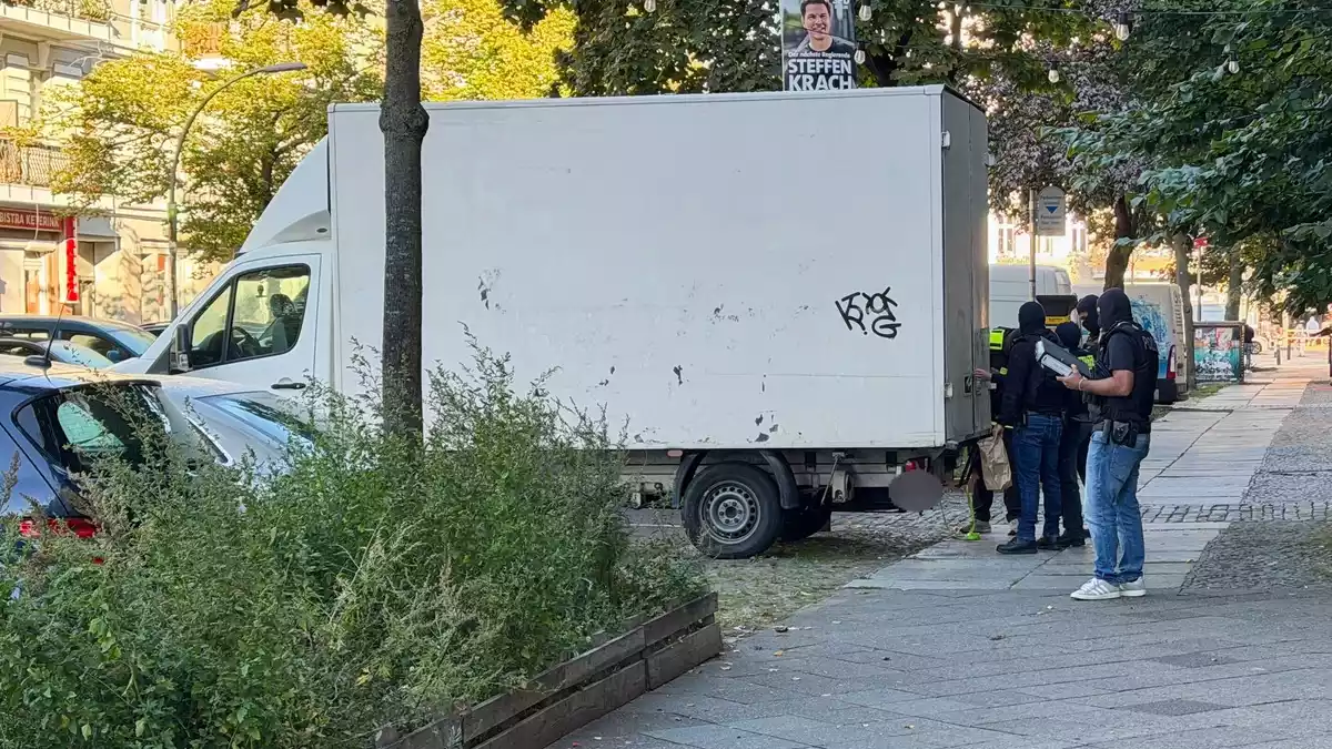 Seit dem frühen Morgen werden in ganz Berlin Razzien wegen des Verdachts auf illegalen Schusswaffenhandel durchgeführt. (Symbolbild) - Bild: Sven Kaueler/dpa