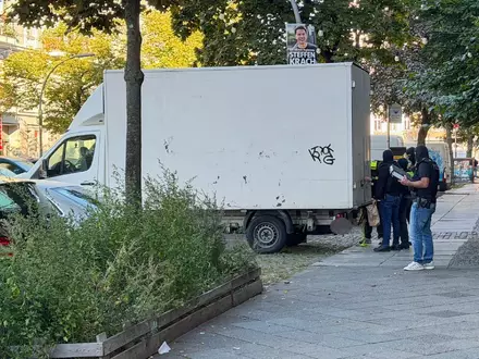 Seit dem frühen Morgen werden in ganz Berlin Razzien wegen des Verdachts auf illegalen Schusswaffenhandel durchgeführt. (Symbolbild) - Foto: Sven Kaueler/dpa