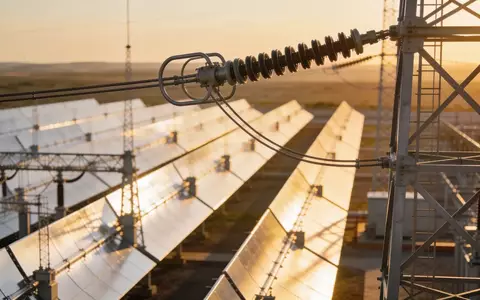 Moderne Industrieanlagen eines Energieunternehmens in einer weitläufigen Landschaft bei Sonnenuntergang. - Foto: über boerse-global.de