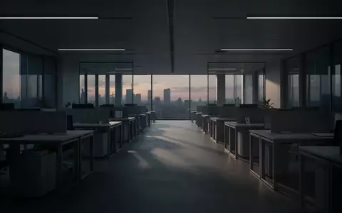 Ein menschenleeres, modern gestaltetes Großraumbüro in der Dämmerung, das eine Atmosphäre von hoher beruflicher Anspannung vermittelt. - Foto: über boerse-global.de