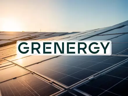 Weitläufiger Solarpark mit Photovoltaik-Modulen im Licht der goldenen Stunde. - Foto: über boerse-global.de